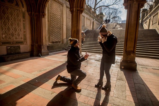 Demande en mariage en extérieur en hiver